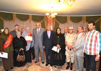 المحافظ يكرم الأمهات المثاليات علي مستوي السويس