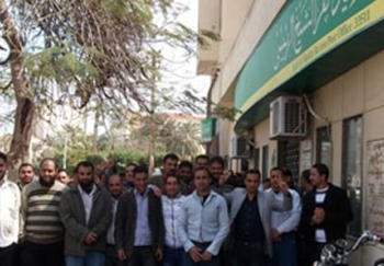 احتجاجًا على إضراب العاملين الأهالي يحاولون تحطيم بوابة بريد طنطا