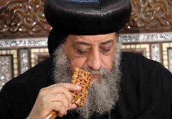 البابا تواضروس يودع والدته