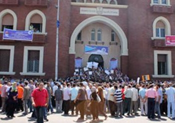 وقفة لطلاب الأخوان أمام مكتب عميد كلية  الآداب بجامعة الأسكندرية