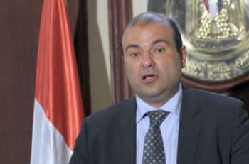 وزير التموين يقدم واجب العزاء للبابا تواضروس