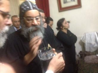 الأنبا رافائيل يزور أسرة الشهيدة مارى سامح