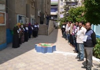 وقفة احتجاجية لأعضاء نقابة معلمي السويس ضد قرار المحافظ