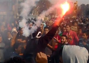 طلاب الأخوان يطلقون الألعاب النارية والشماريخ داخل ساحة المجمع النظري