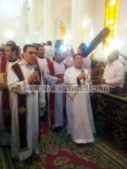 بالصور:البابا تواضروس يبدأ عمل الميرون