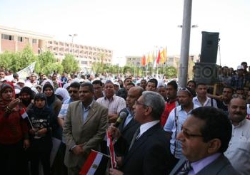بالصور… رئيس جامعة جنوب الوادي يقود مسيرة إحتفالاً بذكرى تحرير سيناء
