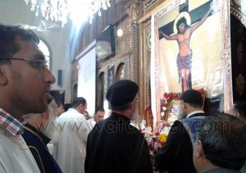 بالصور ألاف الأقباط يحتشدون في كنائس السويس بمناسبة الجمعة العظيمة