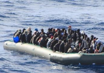 البحرية الإيطالية تنقذ نحو 400 من المهاجرين غير الشرعيين