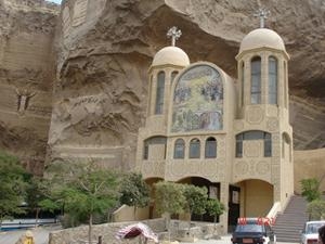 كهنة المقطم يصدرون بيانا بشأن أسقف المقطم