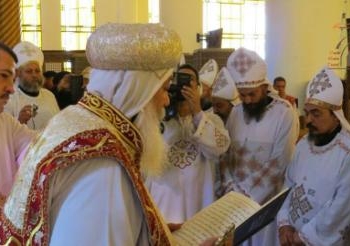 خمسون من الاباء الكهنة يشاركون الانبا هدرا قداس عيد رسامته