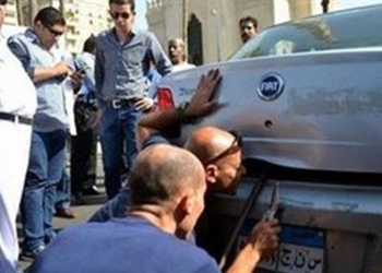 خبراء المفرقعات بالسويس يفحصون سيارة أثارت فزع المواطنين