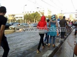 بالصور انفجار ماسورة مياه يغرق شوارع حلمية الزيتون وسط إنشغال المسئولين بالعيد