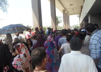مستحقو الوحدات السكنية للزواج الحديث يتظاهرون أمام مبنى محافظة السويس