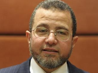 إخلاء سبيل هشام قنديل من قسم شرطة الدقي