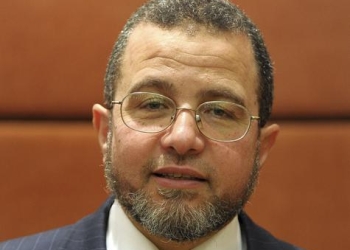 إخلاء سبيل هشام قنديل من قسم شرطة الدقي