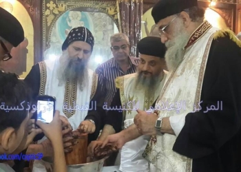 الأنبا ماركوس يطيب أجساد الفلاحين الثلاثة بالوايلى