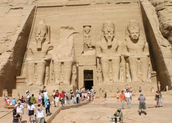 مجسم هدية لمعبد ابو سمبل لأول زائر فى اليوم العالمى للسياحة 