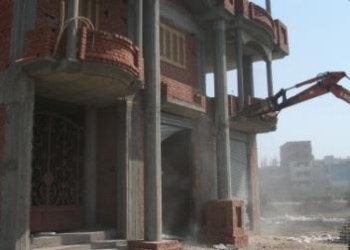 حملة مكبرة بمدينة طوخ لإزالة مسلحات خرسانية مخالفة