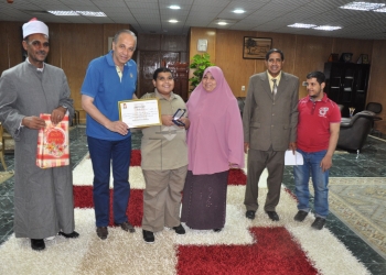 عشماوي يكرم الطالب الحاصل على المركز الأول للمكفوفين على مستوى الجمهورية