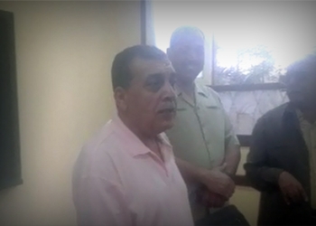 دمياط..وكيل وزارة التربية والتعليم بدمياط يتفقد المدارس ويعفي أحد اولياء الامور من المعاقين من دفع المصروفات الدراسية لابنه
