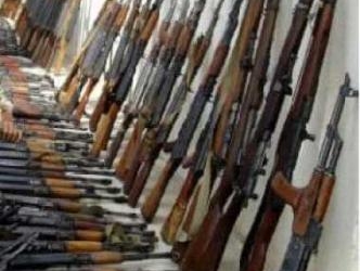مسئول يمنى يعترف : الحوثيون استولوا على ٱكبر مخزن سلاح