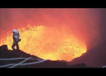 مستكشفان يمشيان وسط الحمم داخل بركان