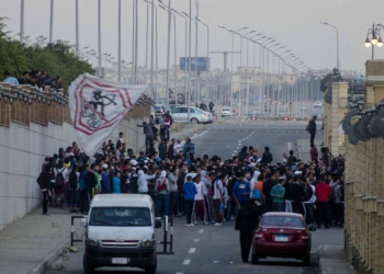 أمام ستاد القاهرة ..اشتباكات بين اولتراس وايت نايتس والشرطة العسكرية