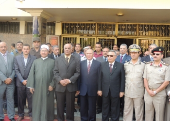 بالصور محافظ سوهاج يضع إكليل الزهور على النصب التذكاري بحضور مسئولي المحافظة