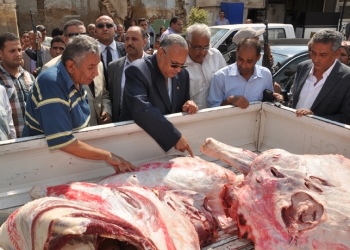 اللحوم المدعمة لسكان مدينة بني سويف ولا عزاء لسكان الريف  4 شوادر لبيع اللحوم بسعر 45 جنيها للكيلو