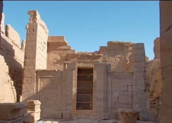 بعثة أثرية فرنسية في زيارة لقصر دوش بمنطقة باريس