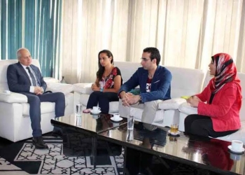 رئيس قطاع الفنون التشكيلية يستمع لتجربة الشباب العائد من روما