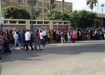 زحام شديد على بوابات جامعة القاهرة للتفتيش واشتباك بين الأمن الإدراى وأحد أفراد شركة التأمين