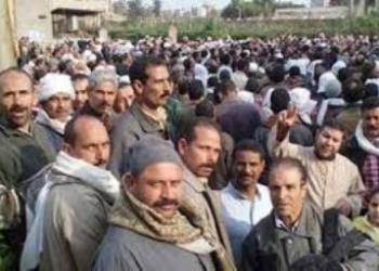 احتجاجًا على عدم صرف رواتبهم.. عمال سجاد المحلة يضرمون النيران بـ “الكاوتشوك” داخل مدرسة التدريب