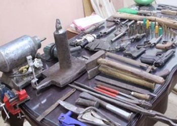 ضبط عامل يدير ورشة لتصنيع الأسلحة في منزله بالفيوم