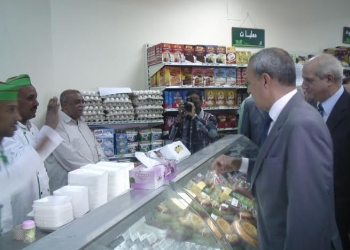 الهجان يفتتح منفذ بيع منتجات شركة المصرية 2000 في مدينة قنا