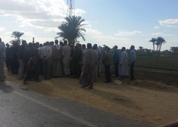 استخدام أعمدة الإنارة والدرجات البخارية في قطع طريق القاهرة الفيوم بسبب حادث مروري