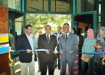 بالصور..”أبو ستيت” يفتتح معرضاً للفنون التشكيلية بجامعة القاهرة