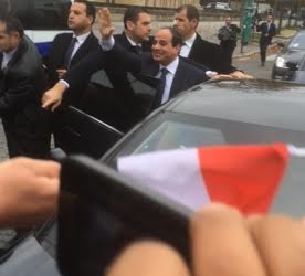 سمير فرج : السيسى يتوقف بموكبه وينزل من سيارته لتحية المصريين المحتشدين لتأييده الشرطة الفرنسية تعتقل 15 اخوانى إثناء محاولتهم التظاهر ضد السيسى