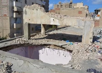 أخلاء بلوك سكني لخطورته الداهمة علي السكان بحي شرق بالأسكندرية 