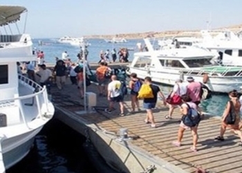السخنة بالسويس يستقبل 400 سائح من العقبة