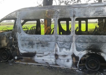بلطجية يسرقون سيارة ويشعلون النيران بها بالشرقية