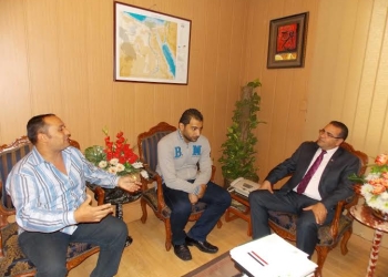 رئيس جامعة المنصورة يكرم موظفان أصيبا خلال إقتحام الجامعة