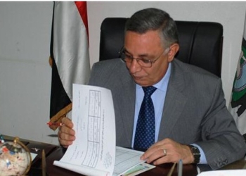 محافظ سوهاج يقرر صرف 100جنيه عن ضبط كل سيارة تلقي قمامة أو مخالفات هدم 
