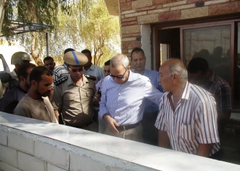 محافظ قنا يتفقد النقاط الأمنية والأكمنة لمتابعة انضباط حالة المرور على الطرق السريعة
