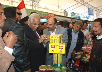 محافظ القاهرة يطمئن على حركة البيع بالسوق وفعالية معارض السلع واللحوم هناك