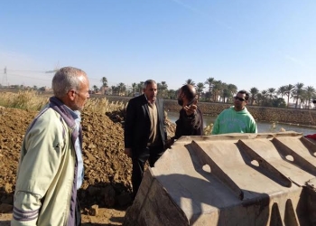 بالصور .. رئيس حى فيصل يضبط مخالفات على الطرق 