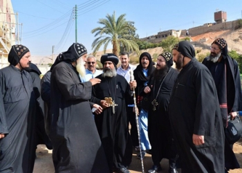 الأنبا أولوجيوس يزور دير الملاك بالجبل الشرقي بإخميم ويجتمع بالرهبان فى جلسة روحية