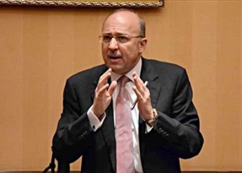على هامش الزيارة لمحافظة سوهاج ، “عدوى” يأمر بصرف مكافأة للعاملين بالوحدة الصحية لحسن الأداء