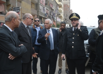 محافظة القاهرة يتفقد أثار التخريب بالمطرية ويعد بالتعويض للمتضررين
