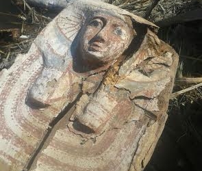فحص 3 توابيت بداخلهم مومياوات بجنوب المنيا